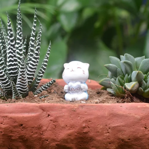 Miniature Cat With Love Sign – Cute Resin Decor For Gifts & Gardens 7 Miniature Cat With Love Sign – Cute Resin Decor For Gifts & Gardens -Plant Life Decor Shop Cat Holding Love Sign 3