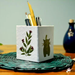 Catty Stroll Pen Stand