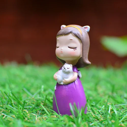 Miniature Damsel's Cat Decor