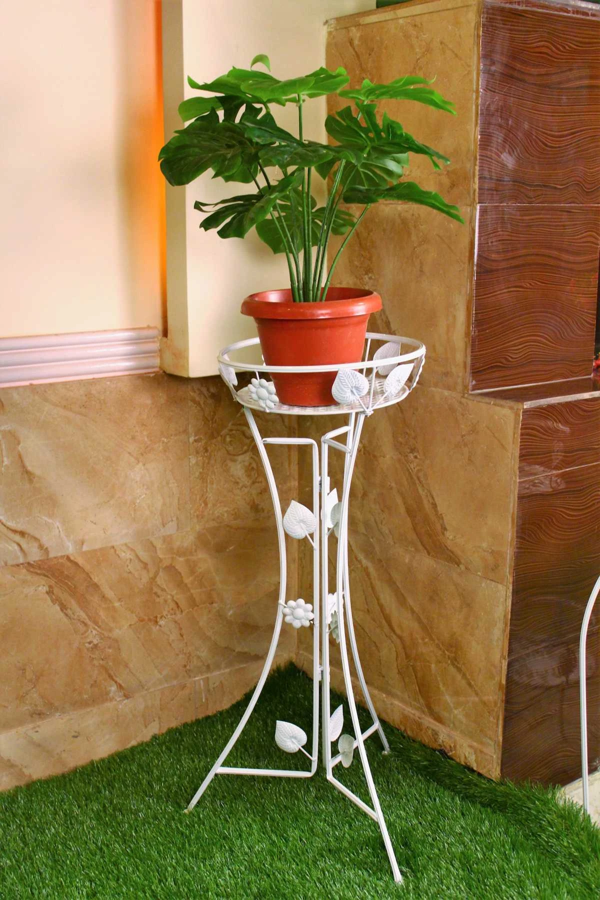 White Metal Flower Stand Single Pot On Top 1 White Metal Flower Stand Single Pot On Top