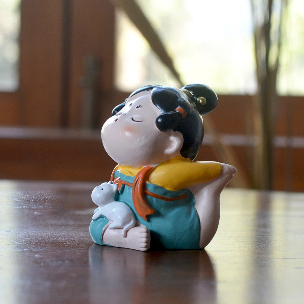 Miniature Yoga Woman With Cat – Peaceful Resin Decor For Any Space 1 Miniature Yoga Woman With Cat – Peaceful Resin Decor For Any Space